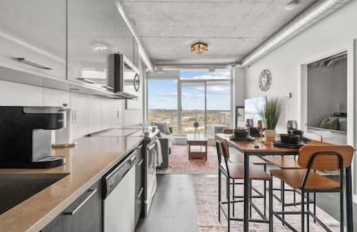 East Village Apartamento | 5 min Walk to Stampede | King Bed | Sofa Bed | AC