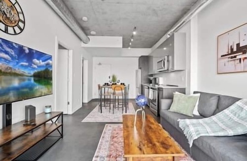 East Village Apartamento | 5 min Walk to Stampede | King Bed | Sofa Bed | AC