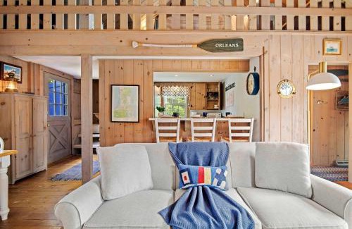 East Orleans Casa | 5 Min Walk to Swimmable Mill Pond Dog Friendly