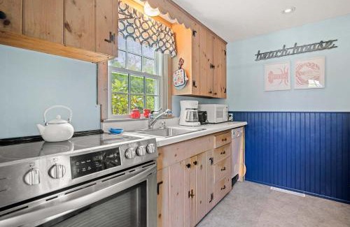 East Orleans Casa | 5 Min Walk to Swimmable Mill Pond Dog Friendly