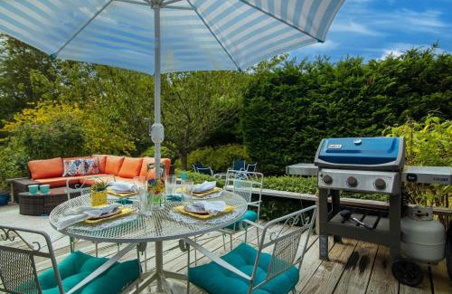 East Orleans Casa | 5 Min Walk to Swimmable Mill Pond Dog Friendly