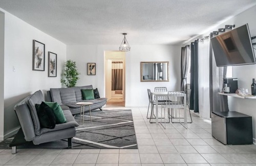 Fallsview Casa | 5 min walk to the falls Canada 20 Guest unit!! Modern,
