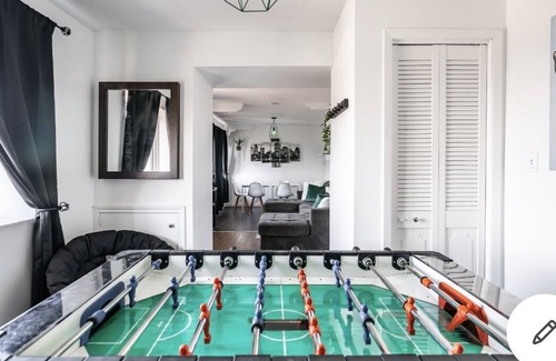 Fallsview Casa | 5 min walk to the falls Canada 20 Guest unit!! Modern,