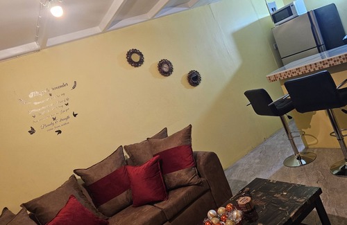 Portmore Casa | 5 mins from the best jerk chicken spot .. 10 mins from hellshire Beach ⛱️