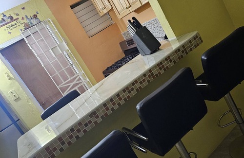Portmore Casa | 5 mins from the best jerk chicken spot .. 10 mins from hellshire Beach ⛱️