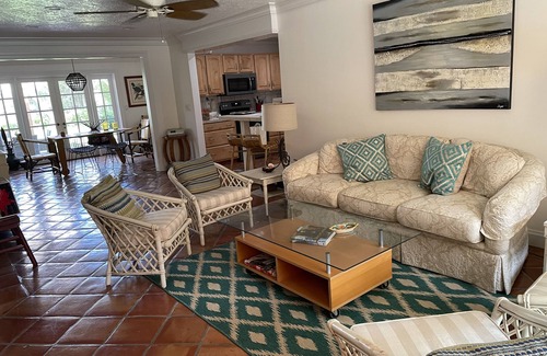 Parrot Cove Casa | 5 Mins to Beach and Golf, 20 mins to Wellington!