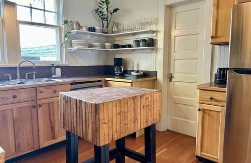 Laramie Casa | 5 Mins to Campus : Vintage +Modern West Home