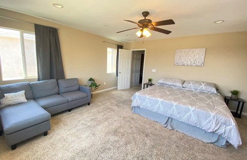 Stockton Casa | 5 mins to DT and the Water! Parking. A/C. Backyard