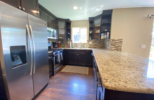 Stockton Casa | 5 mins to DT and the Water! Parking. A/C. Backyard