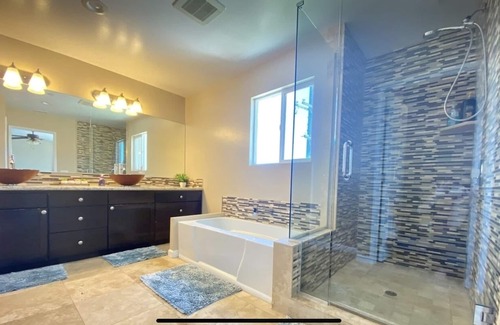 Stockton Casa | 5 mins to DT and the Water! Parking. A/C. Backyard