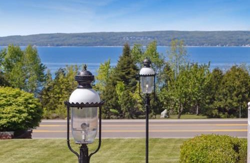 Petoskey Casa | 5 mins to DT Petoskey Breath taking Lake Views