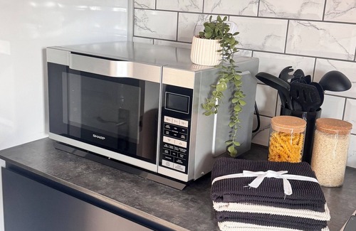Thamesfield Apartamento | 5 mins to Fulham, Sleeps 6, Deluxe Suite 60"TV + Netflix + Games ShortStays
