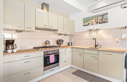 Boegoeroei Casa | 5-minute drive to Eagle Beach! Private pool!