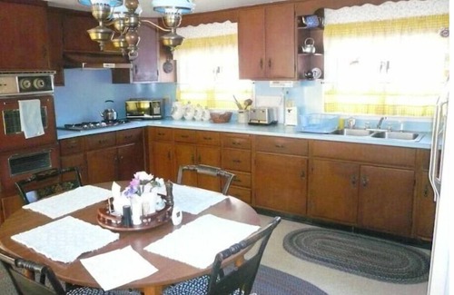 Truro Casa | 5 minute drive to Ocean and Bay beaches! 5+ bedroom Cape Colonial.