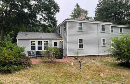 Truro Casa | 5 minute drive to Ocean and Bay beaches! 5+ bedroom Cape Colonial.