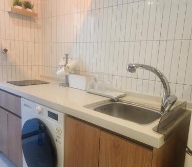 Seogyo-dong Apartamento | 5-Minute Walk from Hongdae Station, Hotel-Style Bedding, 2 Rooms, Washer Dryer