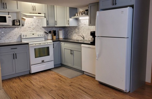 South Lethbridge Apartamento | 5 minute walk to Henderson Lake! Cozy 3 bedroom basement suite w/private patio.