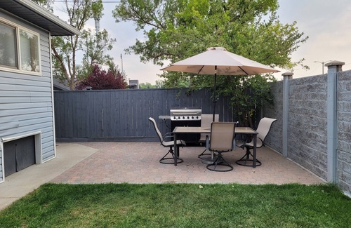South Lethbridge Apartamento | 5 minute walk to Henderson Lake! Cozy 3 bedroom basement suite w/private patio.