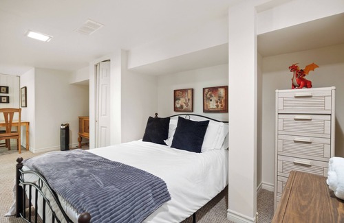 Rosedale Casa | 5 minute walk to Nature Trails and Golf Course 4 Bedroom Home
