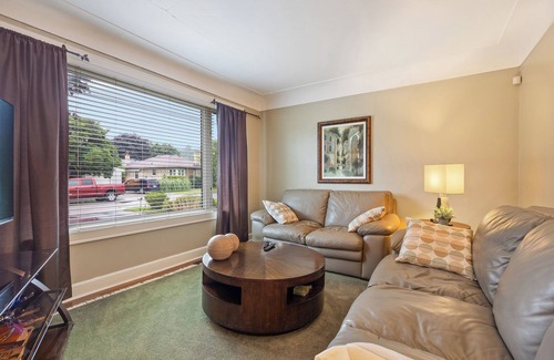 Rosedale Casa | 5 minute walk to Nature Trails and Golf Course 4 Bedroom Home