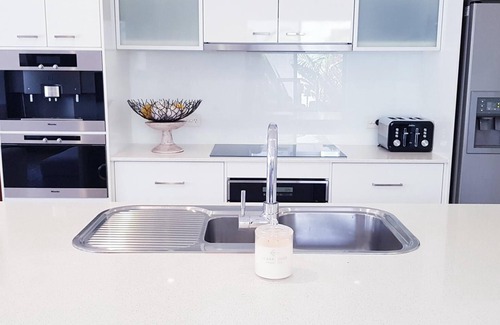 West Beach Casa | 5 minute walk to the beach. 2 minute walk to River Torrens walking/ bike paths.