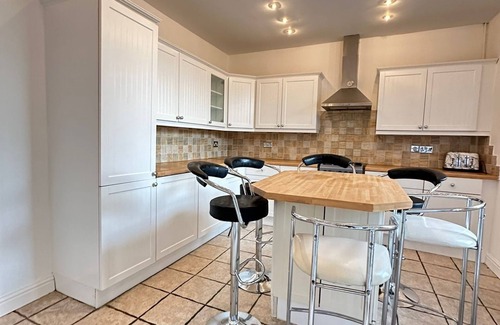 Bolton Casa | 5 minutes drive to bolton stadium!! Family sized house with slit of space