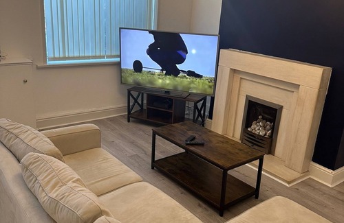 Bolton Casa | 5 minutes drive to bolton stadium!! Family sized house with slit of space