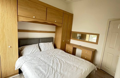 Bolton Casa | 5 minutes drive to bolton stadium!! Family sized house with slit of space