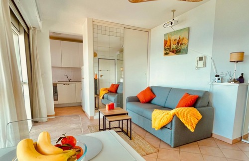 French Riviera Apartamento | 5 minutes from Monaco! Studio with stunning sea view, beach access and train.