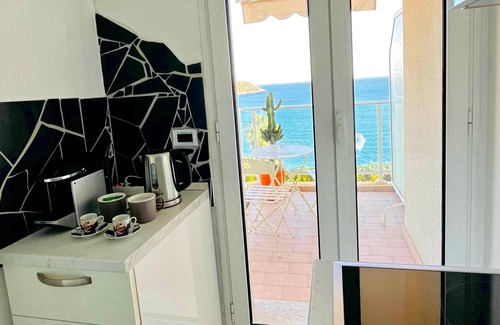French Riviera Apartamento | 5 minutes from Monaco! Studio with stunning sea view, beach access and train.