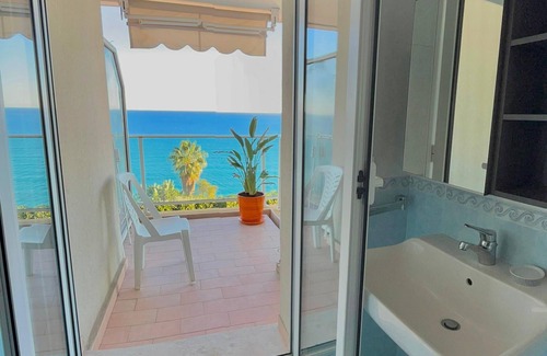 French Riviera Apartamento | 5 minutes from Monaco! Studio with stunning sea view, beach access and train.