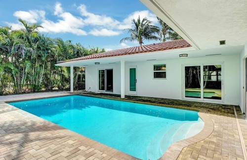 Lake Ida Shores Casa | 5 minutes from beach! Beautiful remodeled home w/ pool in the best neighborhood.