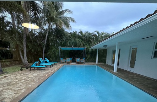 Lake Ida Shores Casa | 5 minutes from beach! Beautiful remodeled home w/ pool in the best neighborhood.