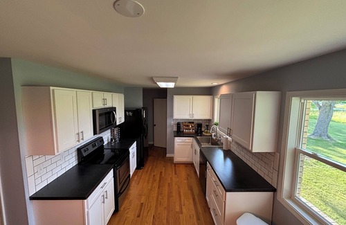 Bridgman Casa | 5 Minutes from Everything- beaches, craft breweries, vineyards, and orchards.