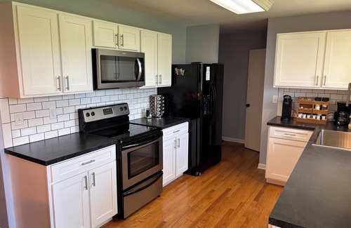 Bridgman Casa | 5 Minutes from Everything- beaches, craft breweries, vineyards, and orchards.