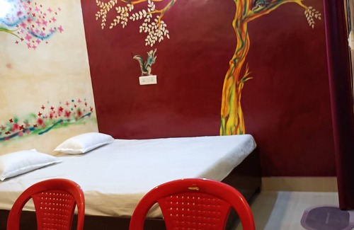 Varanasi Casa | 5 minutes from Ghats! Spacious Family-Sized rooms, centrally located in the city
