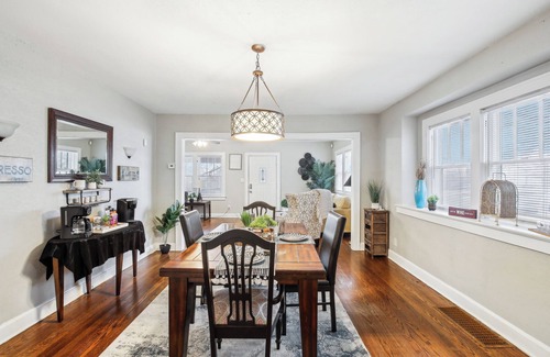 South Kansas City Casa | 5 Minutes From Stadium, Charming 3-bedroom house with WiFi, AC