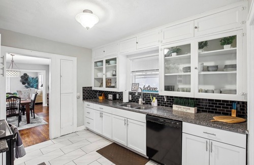 South Kansas City Casa | 5 Minutes From Stadium, Charming 3-bedroom house with WiFi, AC