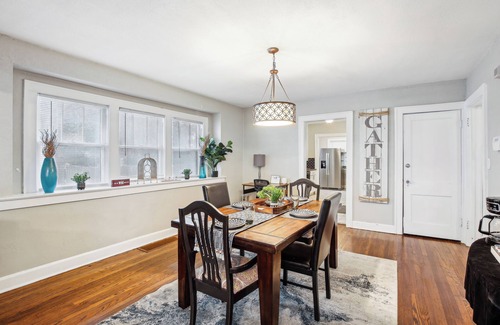 South Kansas City Casa | 5 Minutes From Stadium, Charming 3-bedroom house with WiFi, AC
