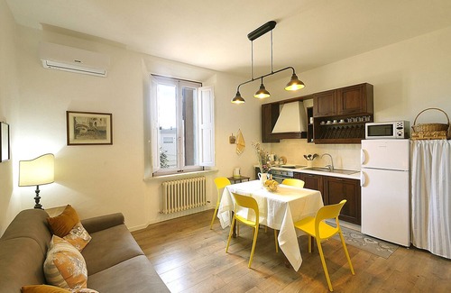 Donoratico Apartamento | 5 minutes from the sea, Apartment "La Stazione", for families in the town center