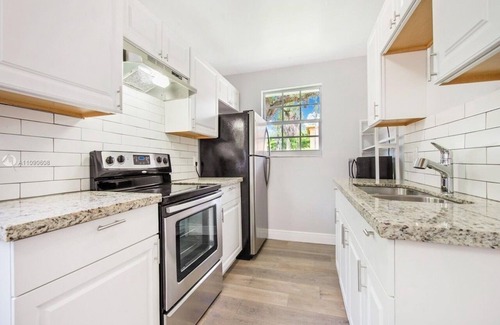 South Miami Casa | 5 Minutes from Univ Miami renovated home family friendly Free Parking
