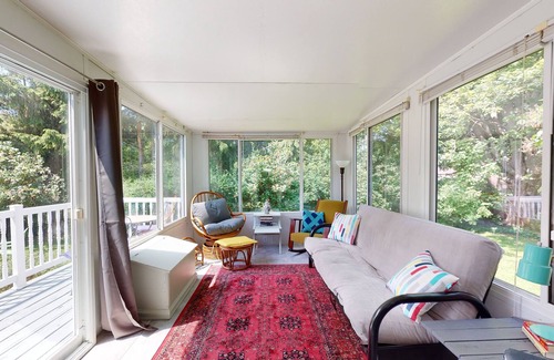 Zurich Casa | 5 Minutes North of Grand Bend! Bright open space. Golfing nextdoor & wineries!