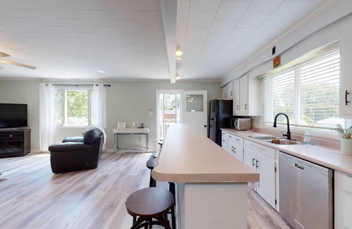 Zurich Casa | 5 Minutes North of Grand Bend! Bright open space. Golfing nextdoor & wineries!