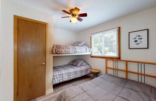 Zurich Casa | 5 Minutes North of Grand Bend! Bright open space. Golfing nextdoor & wineries!