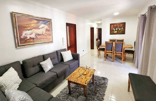 Residencial Alameda Oeste Apartamento | 5 minutes to the theme park! Family-sized condo with game room & deck