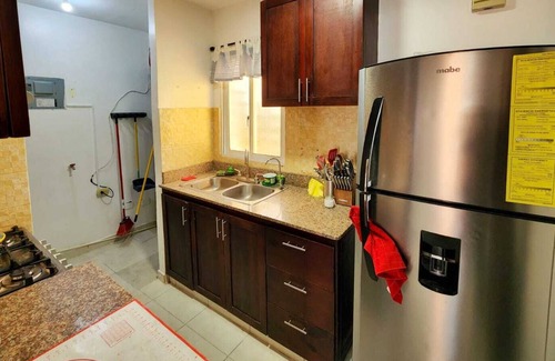 Residencial Alameda Oeste Apartamento | 5 minutes to the theme park! Family-sized condo with game room & deck