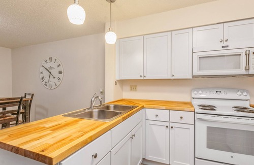 Weber Condominio | 5 minutes to all your sporting needs, U of I Hospital and down town! 808WW