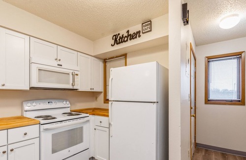 Weber Condominio | 5 minutes to all your sporting needs, U of I Hospital and down town! 808WW