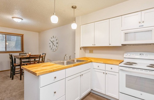 Weber Condominio | 5 minutes to all your sporting needs, U of I Hospital and down town! 808WW