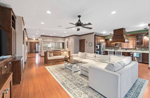 Clarksville Casa | 5 Minutes to Campbell - Clarksville Craftsman